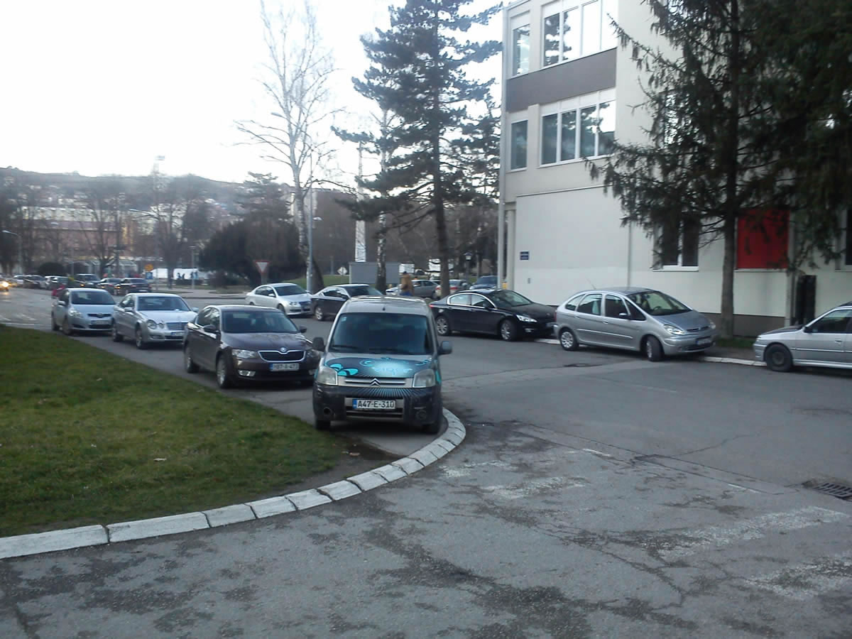 Trotoari puni automobila, garaže nema: Ko je godinama tolerisao parking haos u Doboju?