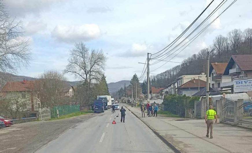 NESREĆA KOD DOBOJA Pješaka udarilo teretno vozilo, prebačen u bolnicu