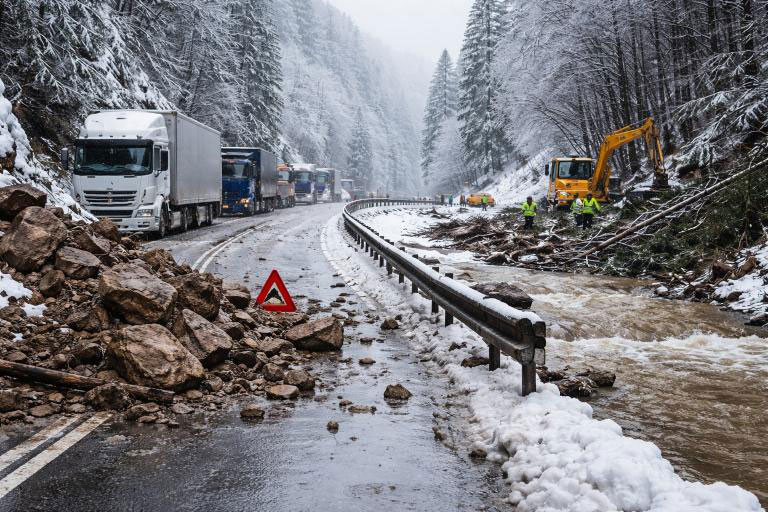 PUTEVI: U prekidu saobraćaj na više putnih pravaca zbog snijega, izlijevanja vode i odrona