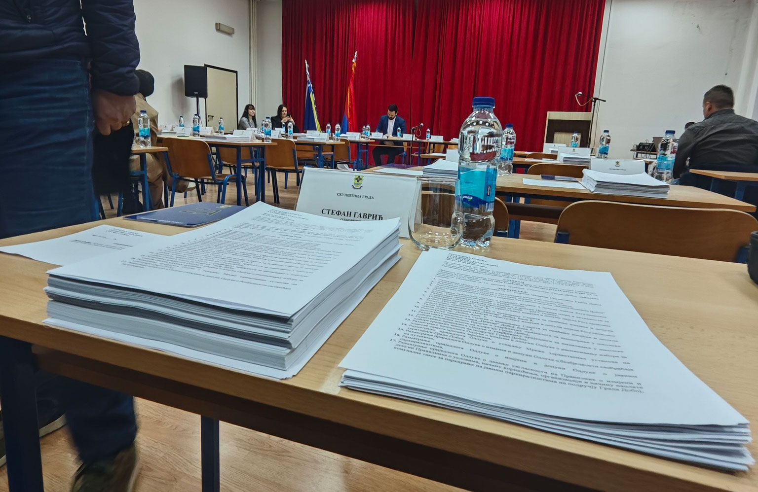 SKUPŠTINA PO ZAKONU, RAD PROTIV ZAKONA: Odbornicima podijeljeno 500 stranica deset minuta prije sjednice – ko ovdje ponižava građane Doboja?