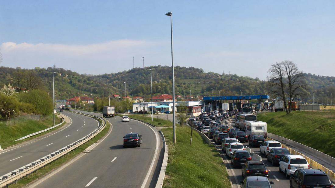 PUTEVI: Većina puteva prohodna, oprez zbog radova, obustava i gužvi na granici
