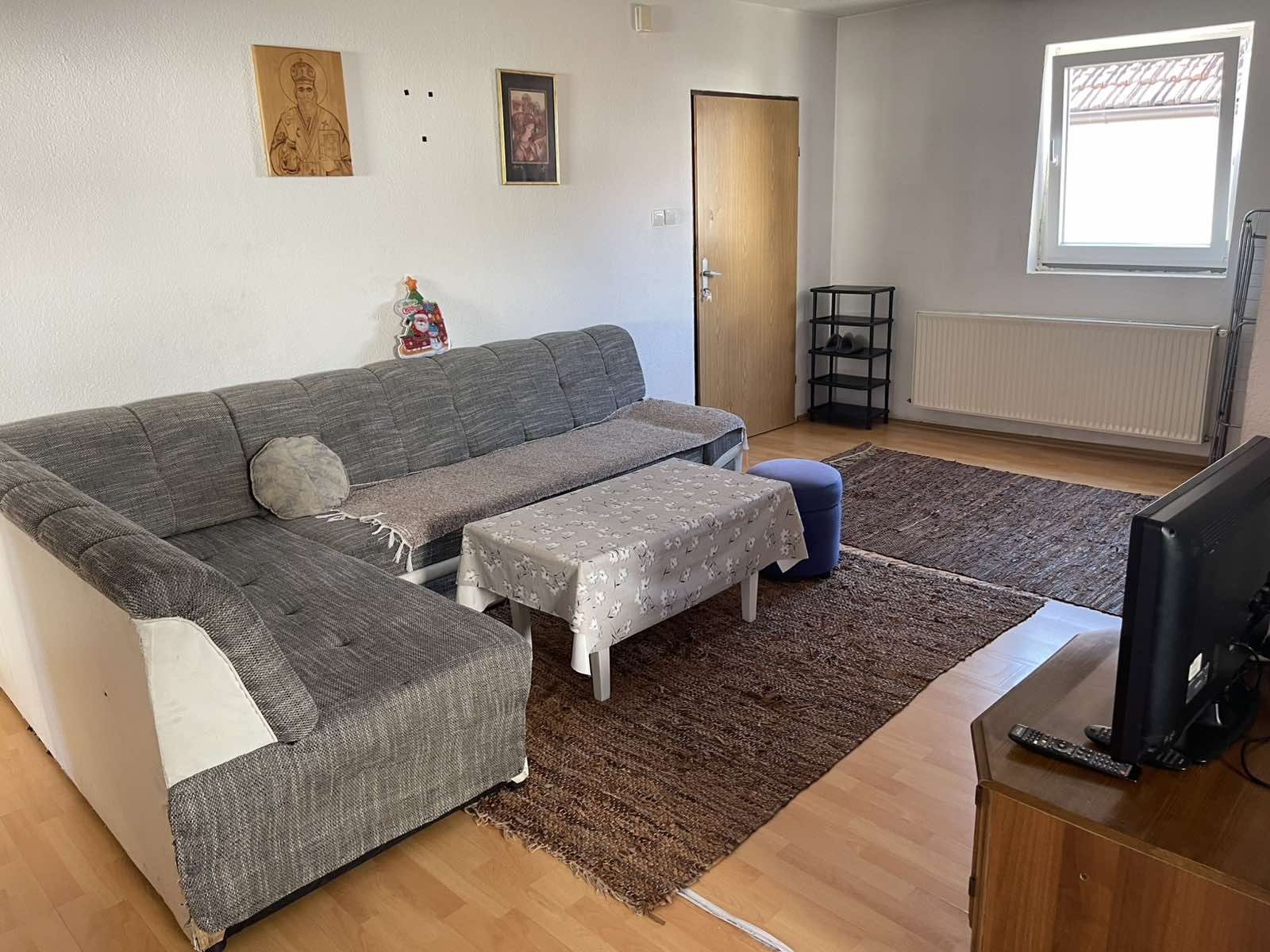 Novica stan u kuci 01