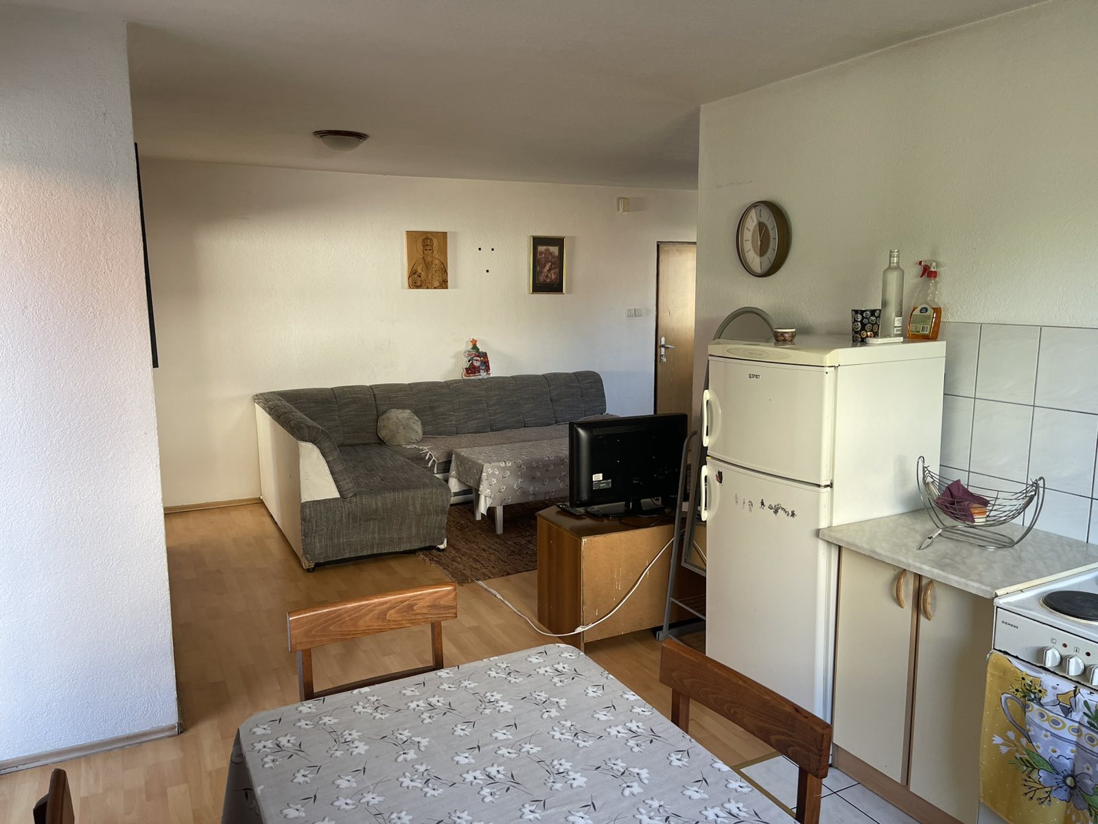 Novica stan u kuci 05