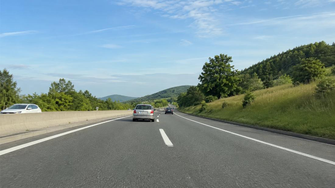 PUTEVI: Povoljni uslovi za vožnju, oprez zbog radova i obustava na više dionica