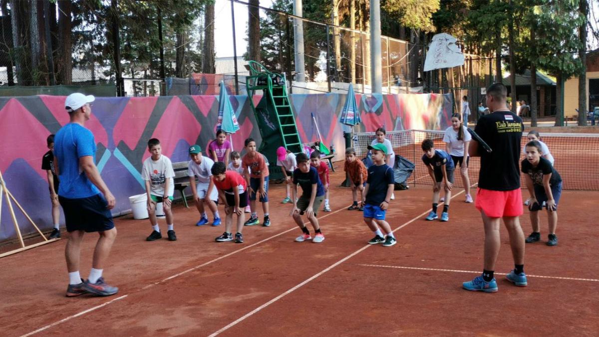 DOBOJ: Počela ljetna škola tenisa za djecu I roditelje