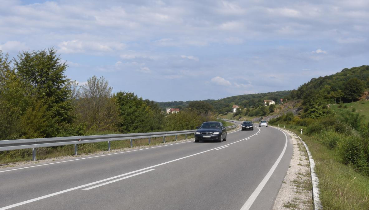PUTEVI: Saobraćaj uglavnom redovan, oprez zbog odrona i radova na više dionica