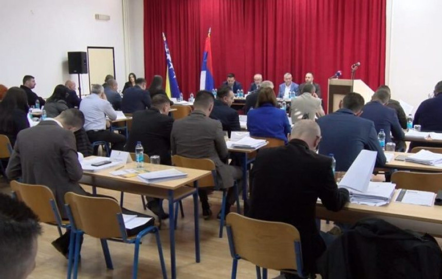 (VIDEO) DOBOJ: Kupuju zgradu ili izvlače novac iz budžeta za izbore?!