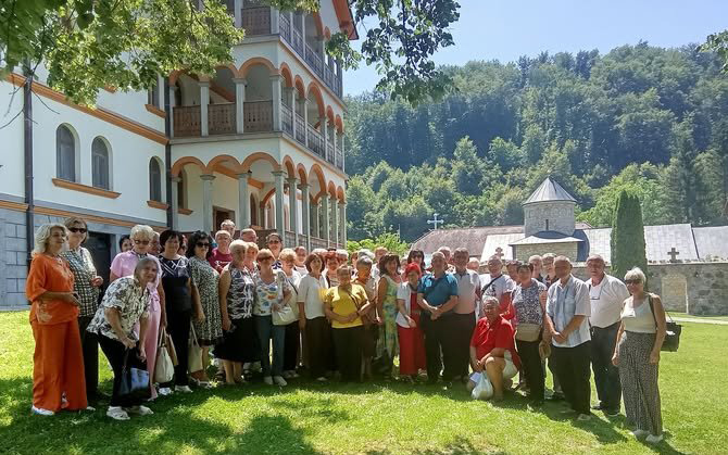 KOSTAJNICA: Penzioneri posjetili manastir Gomionicu