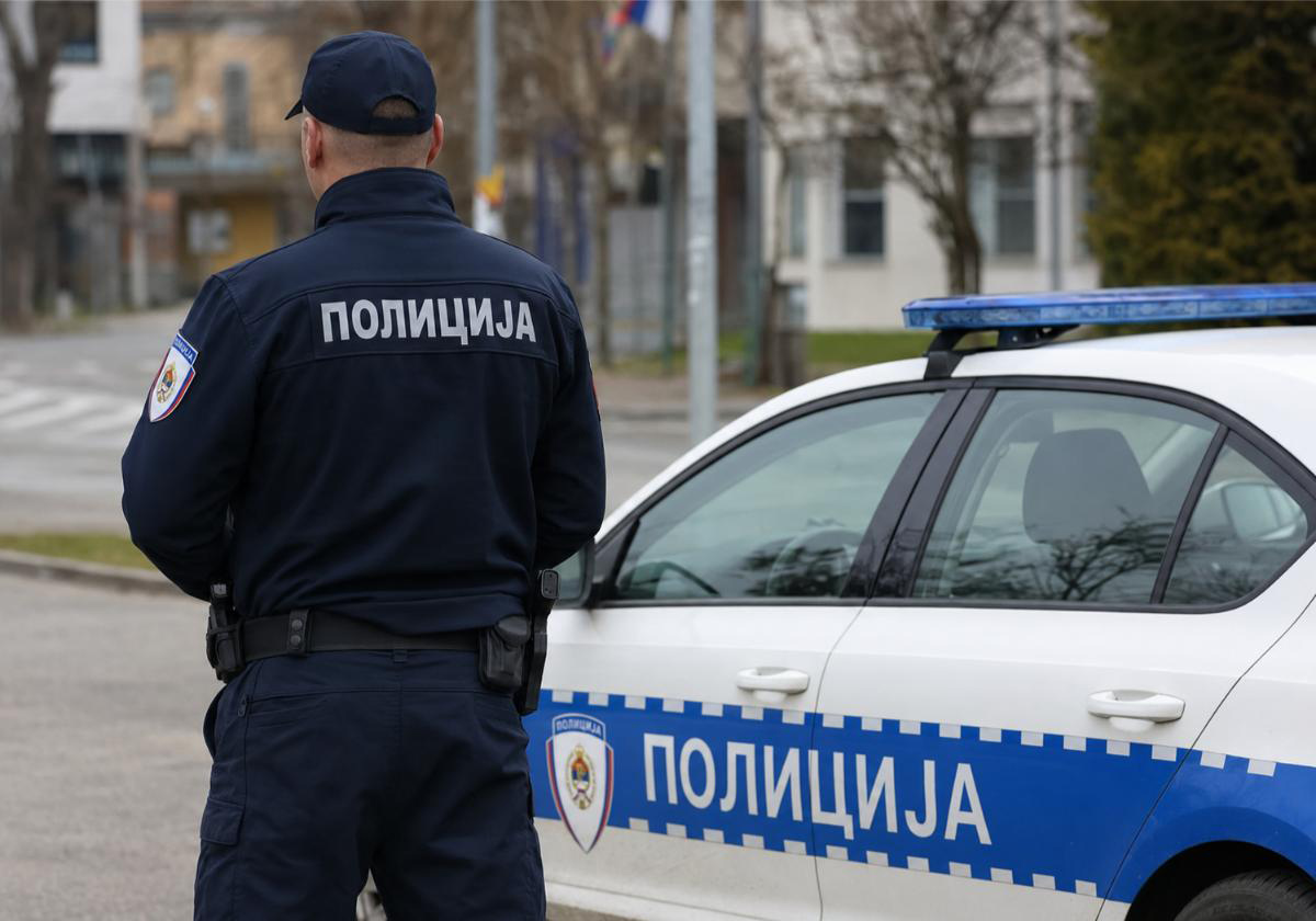ZAUSTAVLJEN U „AUDIJU“, PA PRUŽAO OTPOR POLICIJI: Odbio dati dokumente, pa policajcu potrgao uniformu