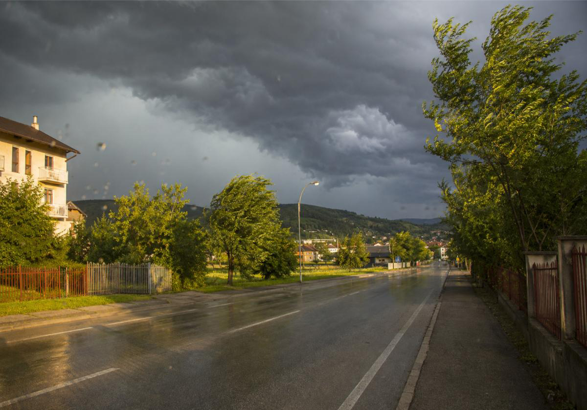 VRIJEME: Sunčano i vruće, uveče mogući pljuskovi, grad i jak vjetar