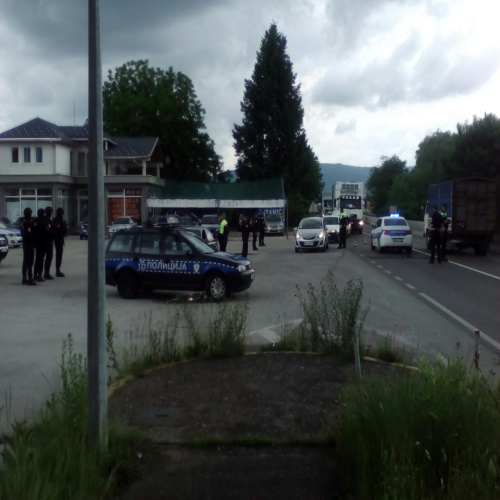 policijska-prepreka-vila-05-2017-02
