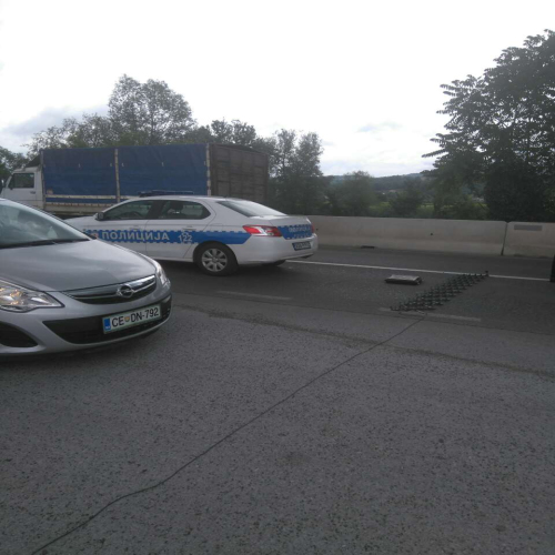 policijska-prepreka-vila-05-2017-03