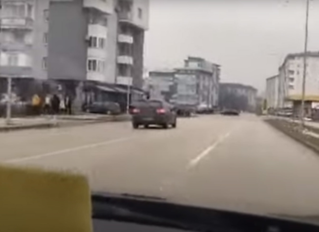 BRITANCI STIGLI U DOBOJ: Donijeli novac ili neznanje. (VIDEO)