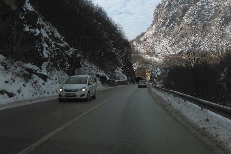 PUTEVI: Oprez, klizavi kolovozi, odroni u usjecima