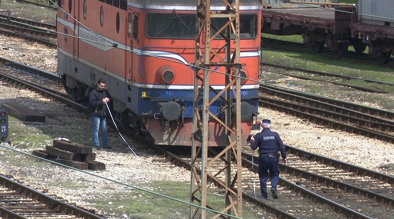 NESREĆA U DOBOJU: Radnika udarila lokomotiva dok je pretrčavao preko šina