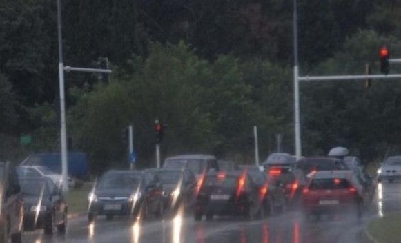 PUTEVI: Kolovozi su mokri i klizavi, a magla smanjuje vidljivost