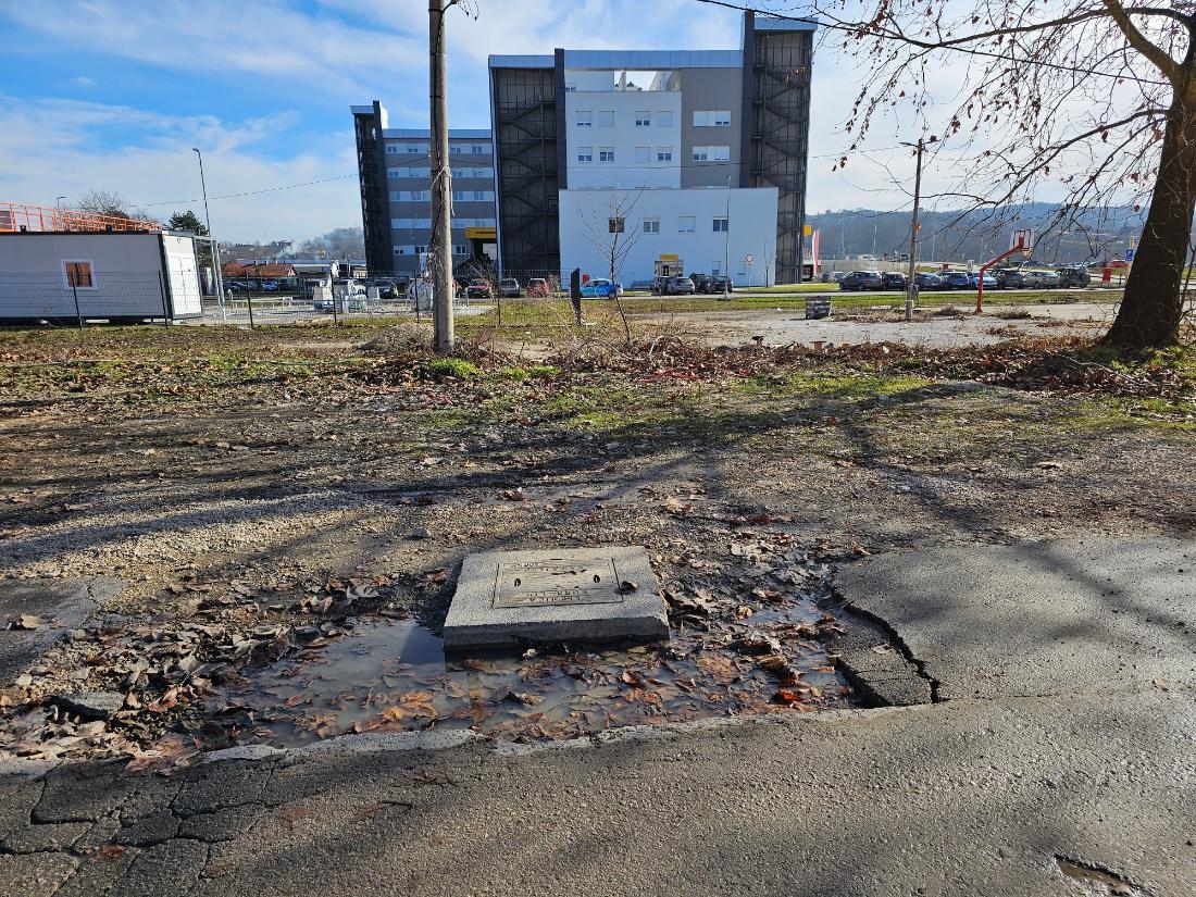 DOBOJ: Milioni u bolnicu, a prilaz u ruševnom stanju (FOTO) (VIDEO)