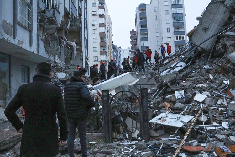 U razornom zemljotresu u Turskoj i Siriji poginulo više od 300 ljudi (FOTO) (VIDEO)
