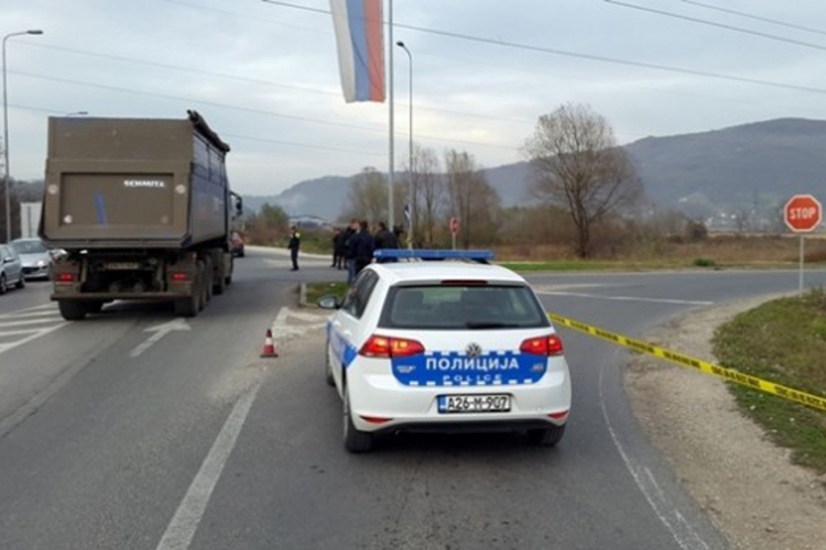DOBOJ: Izgubio kontrolu nad vozilom i sletio s puta