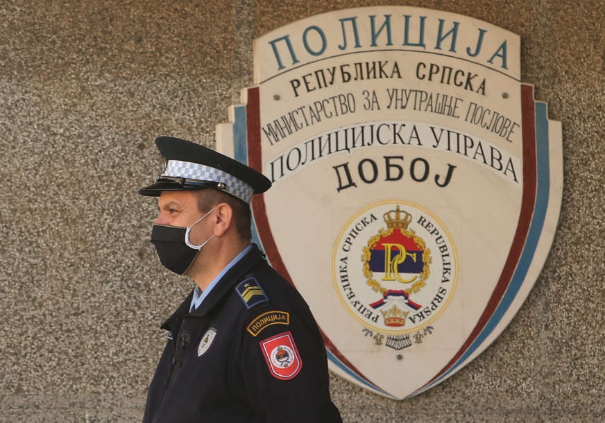 DOBOJ: Prijetio da će skočiti s mosta, policajci spriječili tragediju