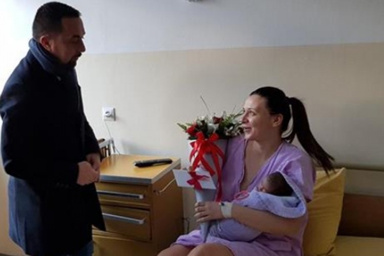 DOBOJ: Gradonačelnik darovao prvorođenu bebu u ovoj godini