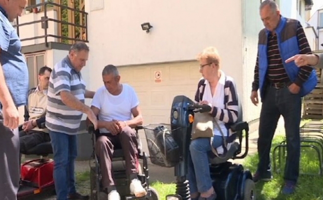 DOBOJ: Župnik poklonio sugrađanima električna invalidska kolica (VIDEO)