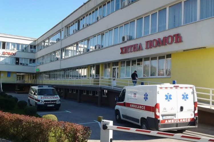 APEL VOZAČIMA: Ne parkirajte ispred Doma zdravlja Doboj!