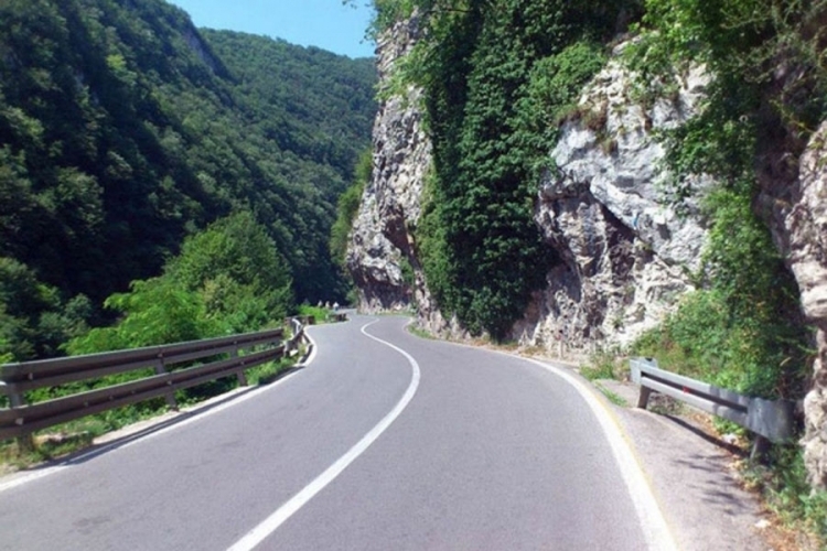 PUTEVI: Obustava saobraćaja na pravcu Kola- Stričići