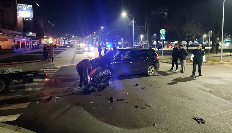 DOBOJ: Saobraćajna nesreća na raskrsnici ulica Hilandarska i Kneza Lazara (FOTO)