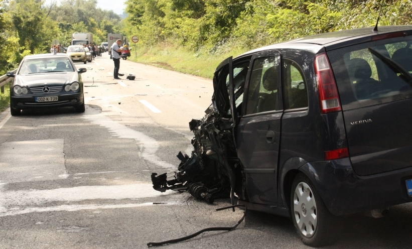 DOBOJ: Tri lica povrijeđena u sudaru pet vozila (FOTO)