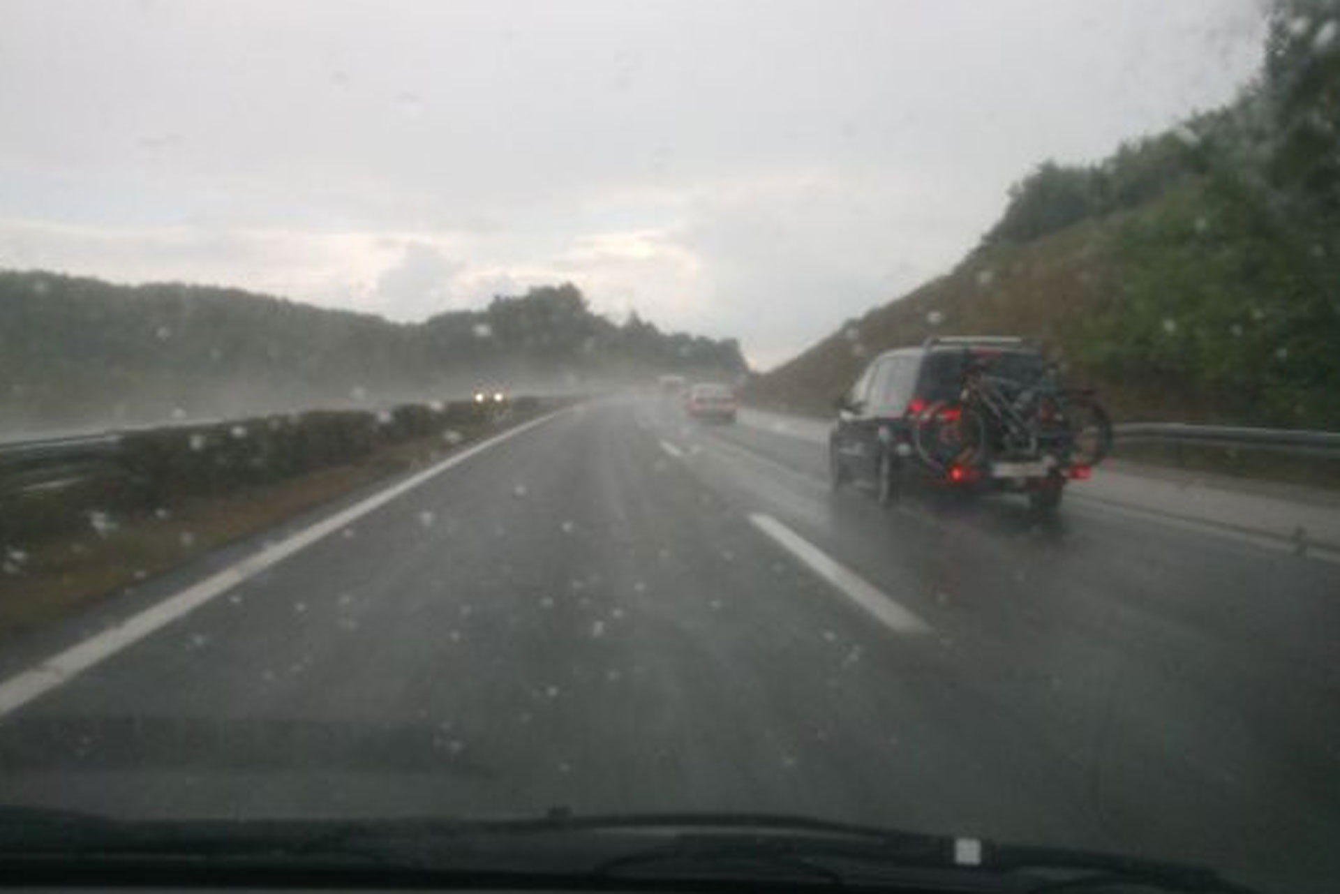 PUTEVI: Vlažni kolovozi na većini pravaca, poledica u višim predjelima