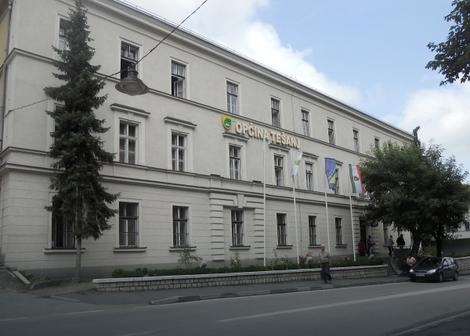 PESNIČENJE U OPŠTINI TEŠANJ Radnici se potukli ZBOG ŽENE, jedan završio na hirurgiji