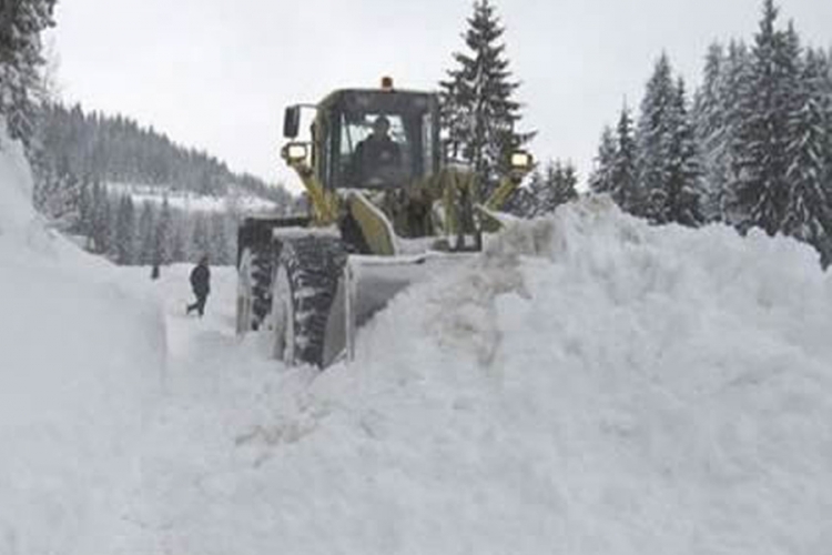 PUTEVI: Opasnost od snježnih lavina na pojedinim putevima
