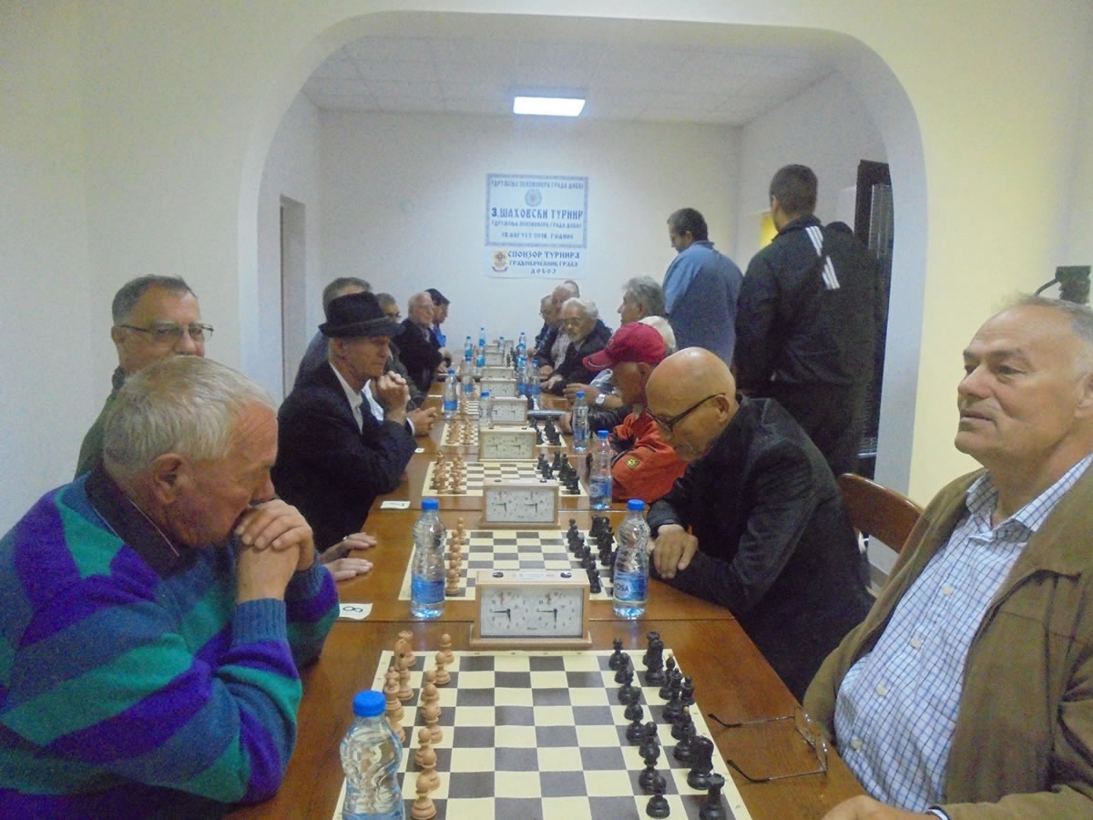 TREĆI ŠAHOVSKI TURNIR DOBOJSKIH PENZIUONERA Titula Veljki Šolaji (FOTO)