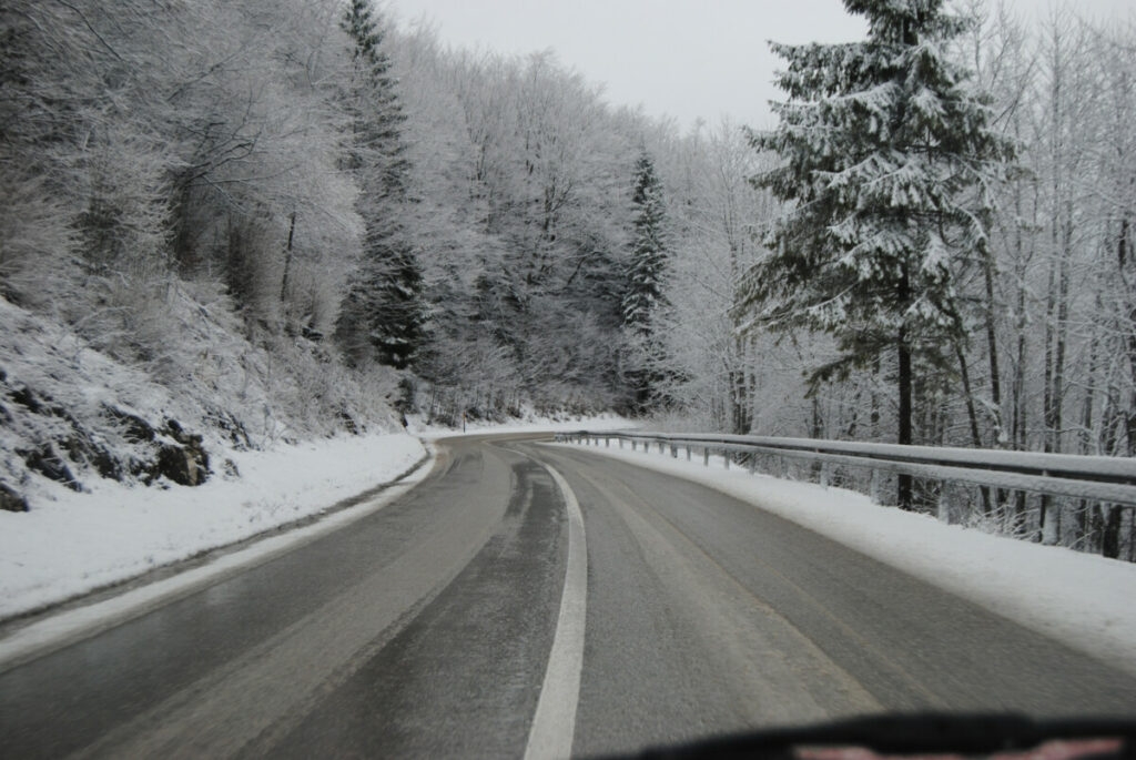 PUTEVI: Snijeg pada u većem dijelu Srpske