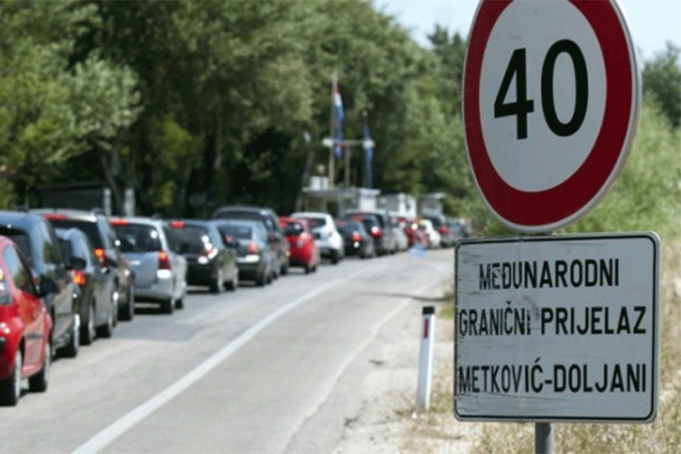 Na graničnim prelazima dvočasovna čekanja