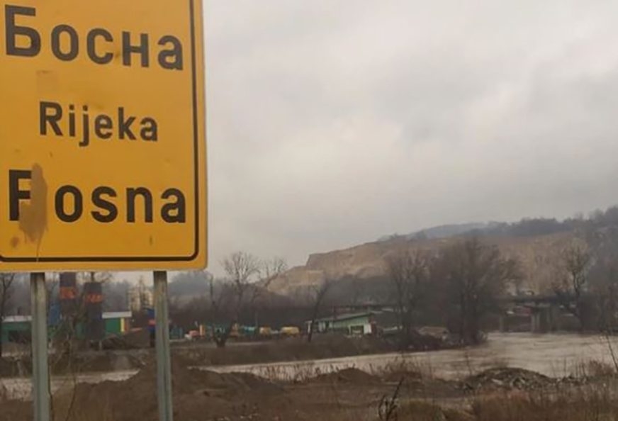 DOBOJ: Vozač lakše povrijeđen, sletio autom u rijeku Bosnu