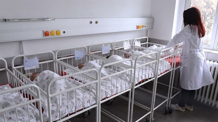 JZU BOLNICA „SVETI APOSTOL LUKA“: U dane vikenda i božićnih praznika rođeno 13 beba