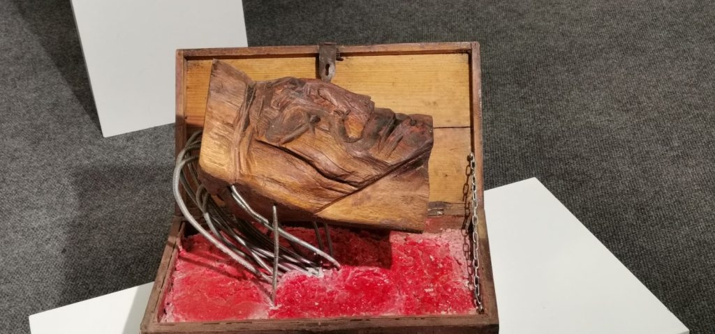 DOBOJ: Otvorena izložba skulptura vajara Rajka Novakovića iz Srbije