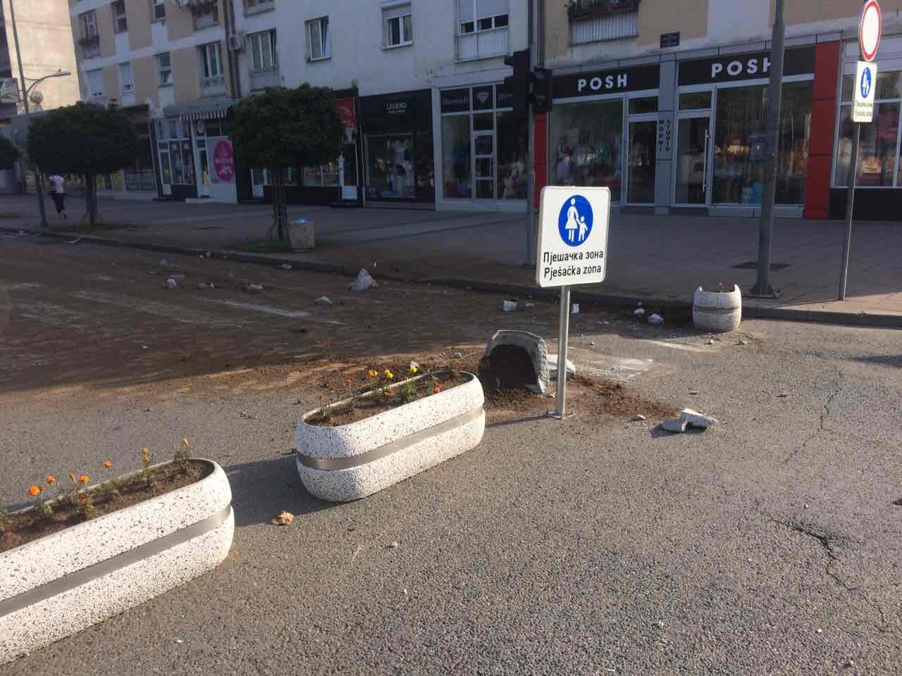 DOBOJ: Pijan probio žardinjere i ušao u pješačku zonu