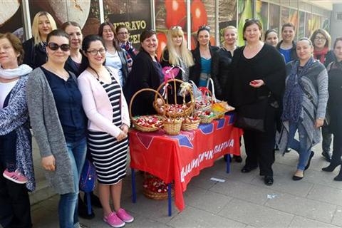 DOBOJ: Članice Aktiva žena Socijalističke partije dijelile vaskršnja jaja