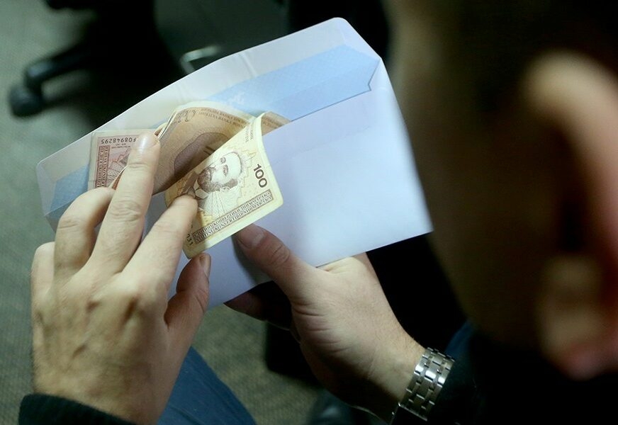 EKONOMIJA U PADU "Minimalnu platu treba smanjiti"