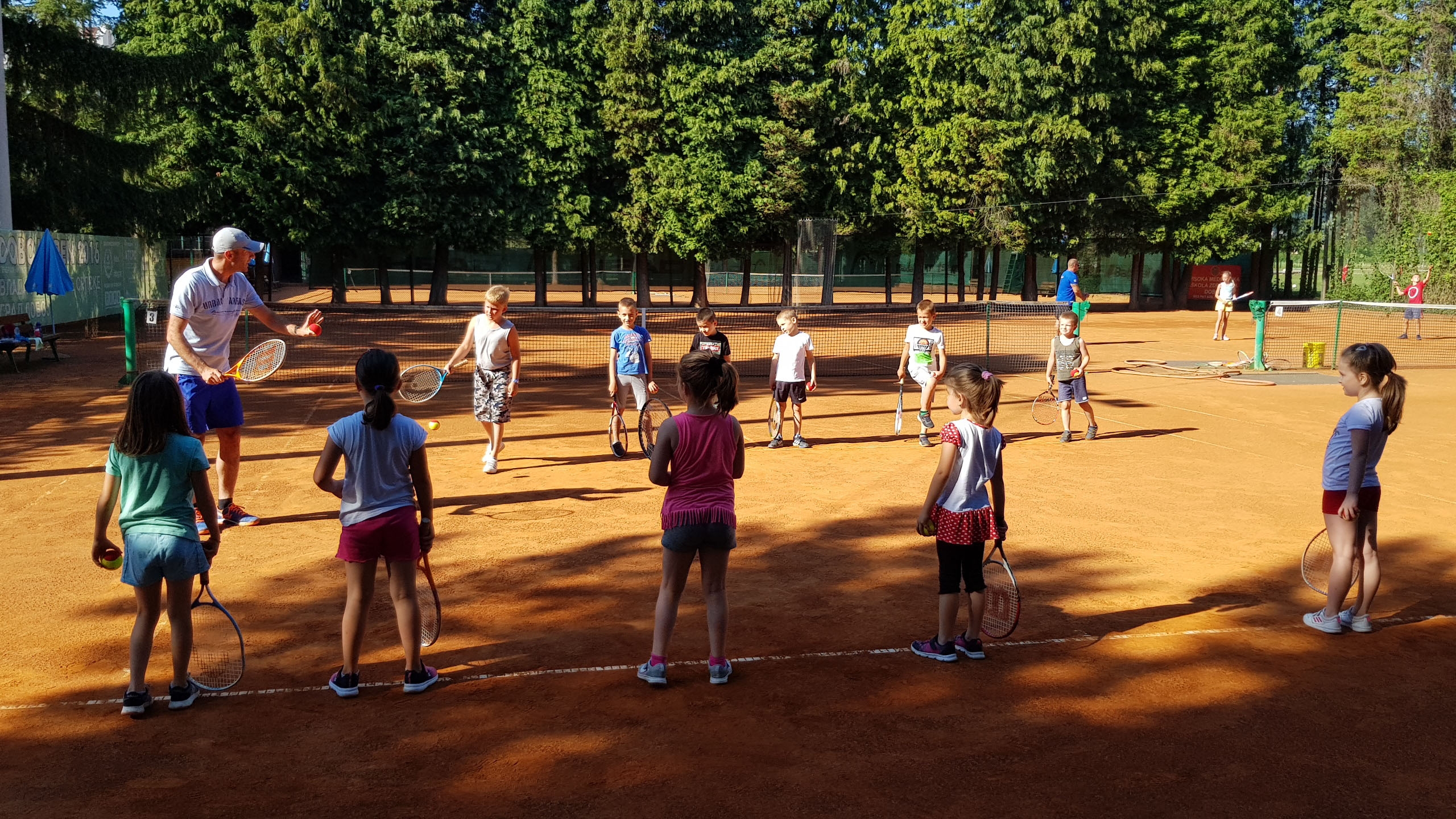 MALA ŠKOLA TENISA Budući teniski šampioni!
