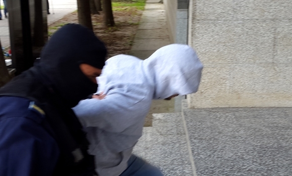 DOBOJ: Uhapšen jer je pucao u vozilu, u pretresu mu našli pištolj, spid i marihuanu