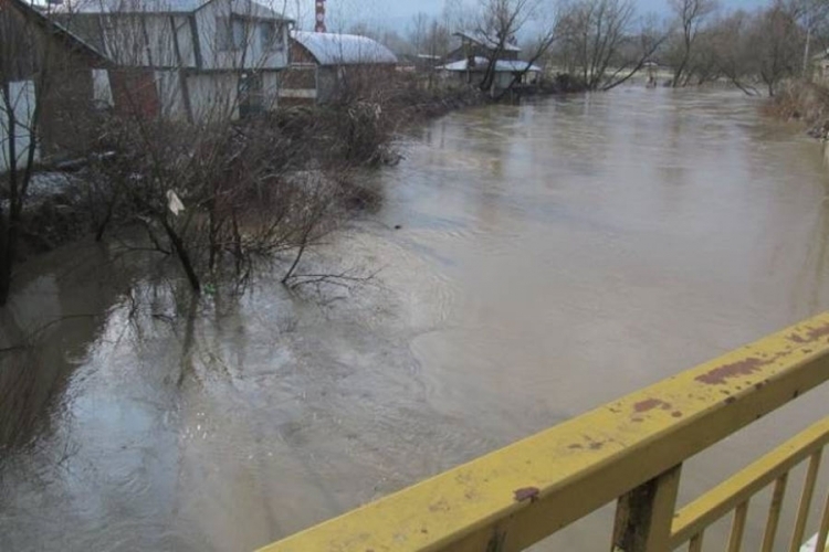 NAGLO TOPLJENJE SNIJEGA: Poplave na području Gračanice i Doboj Istoka
