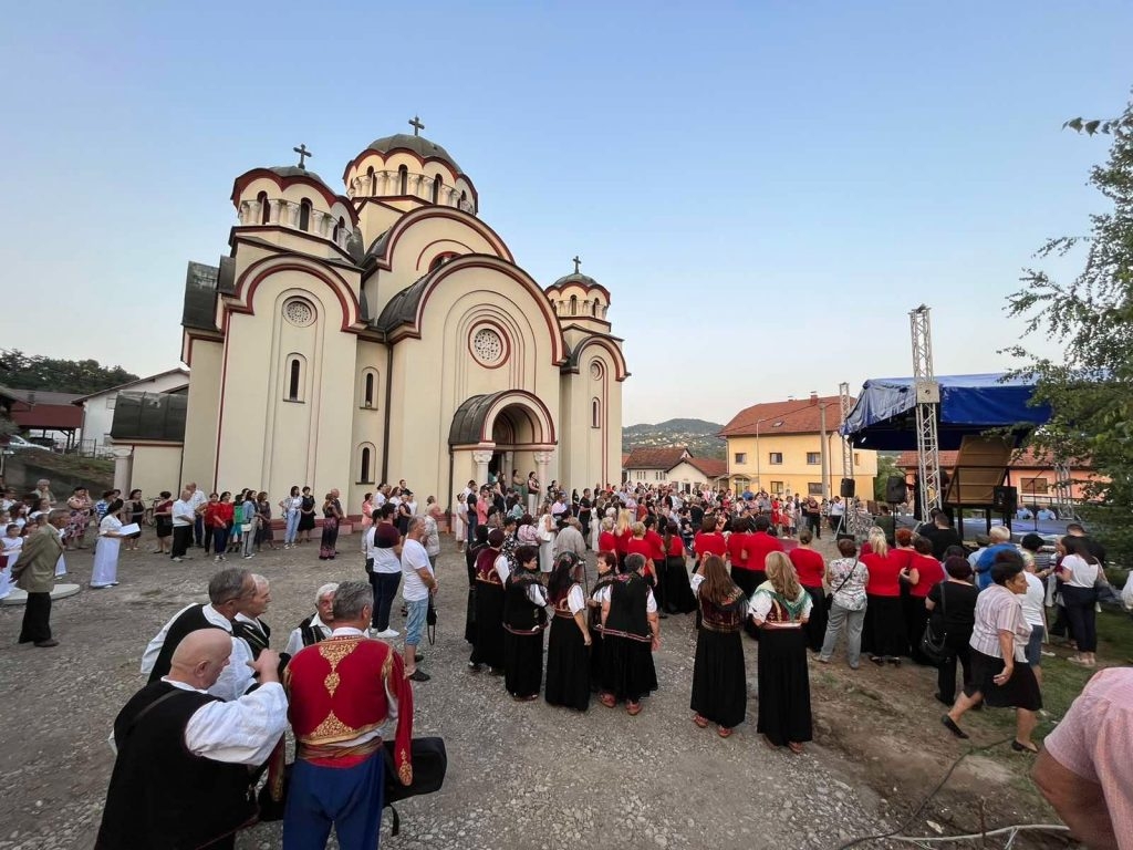 DOBOJ: Veliki doprinos Crkvene opštine na povezivanju crkve i naroda