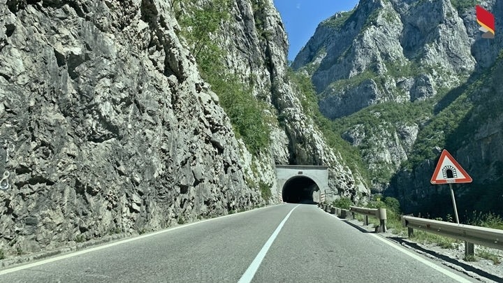 PUTEVI: Kolovozi suvi, oprez zbog odrona