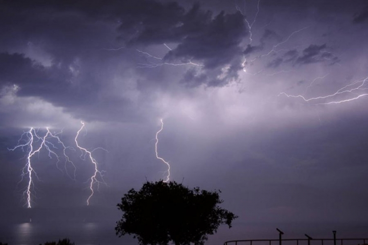 VRIJEME: Oblačno sa slabom kišom, temperatura do 28