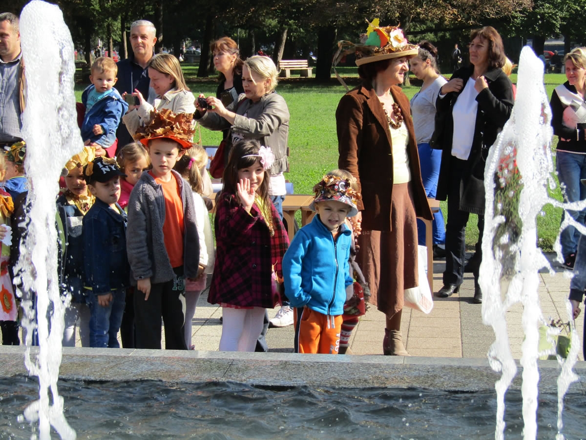 OKOM KAMERE: Najmlađi dočekali tetu Jesenku (FOTO)