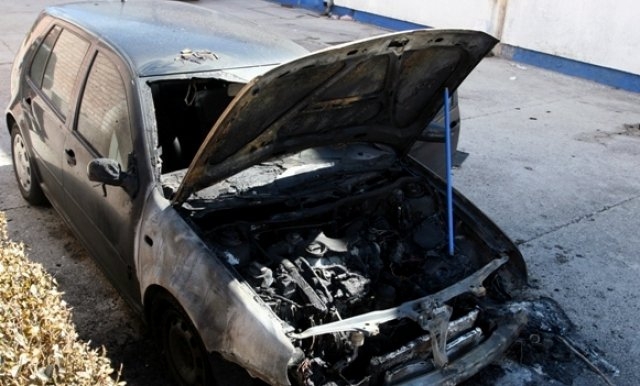 DOBOJ: Automobil "golf četiri" izgorio u podmetnutom požaru